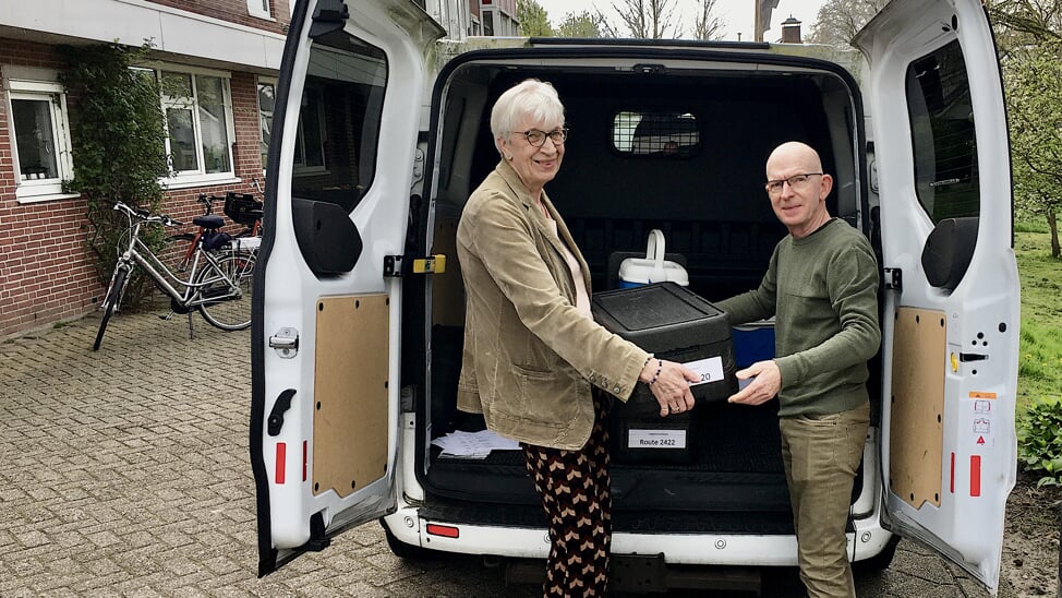 Aleid van der Meer (li) uit Roelofarendsveen doet een dringende oproep voor meer vrijwilligers, zoals voor de maaltijdbezorging van Tafeltje Dekje.