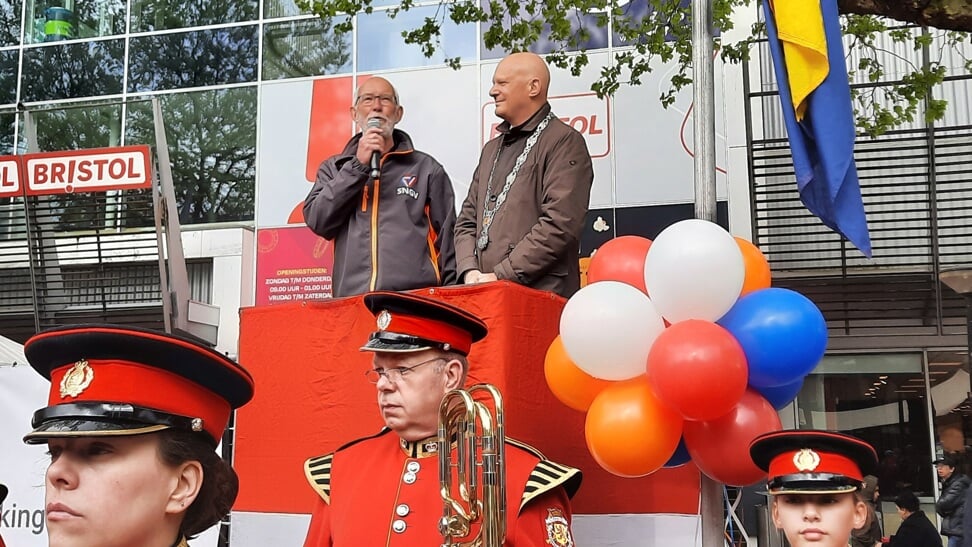 Paul van Meurs, voorzitter van de Stichtiong Nationale Gedenkdagen, opent met burgemeester Bert Wijbenga Koningsdag officieel op het Veerplein.