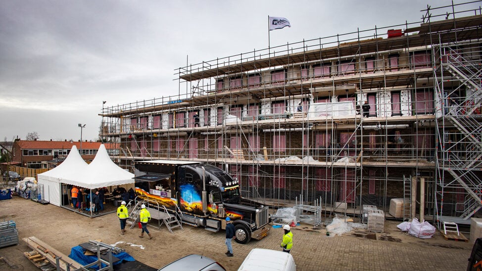 Bouw van appartementengebouw Heendijck in Heenweg bereikt hoogste punt, januari 2023.