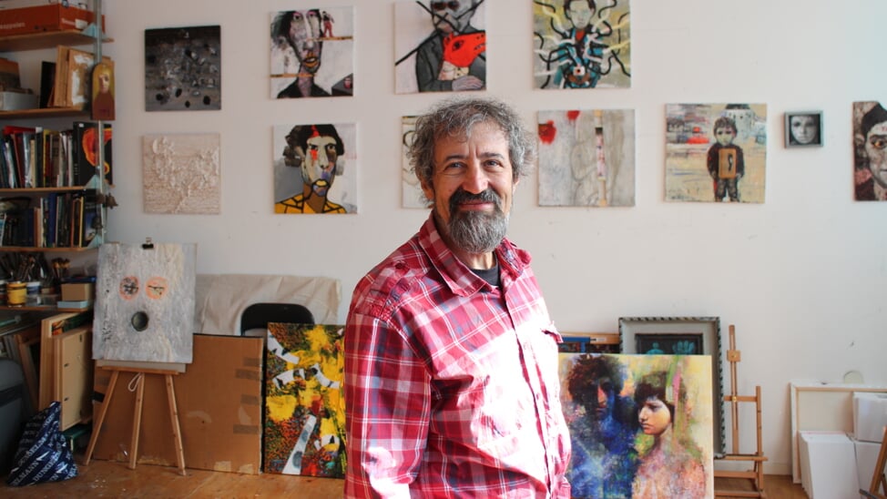 Gregory Kohelet in zijn atelier.