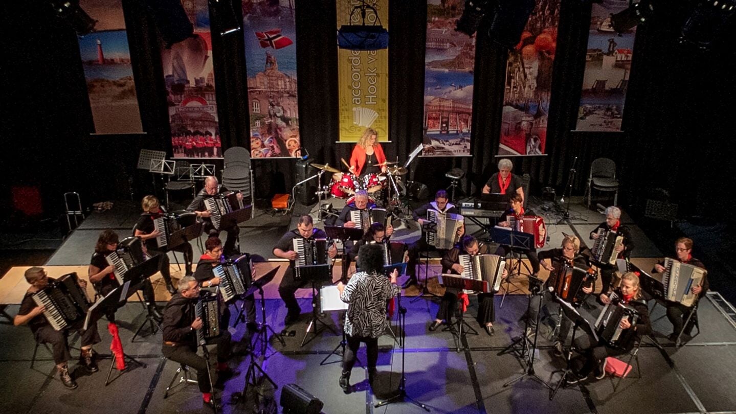 Eerste Hoekse Accordeon Vereniging treedt op bij Bij Barth.