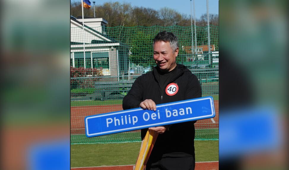 Trainer Philip Oei 40 jaar bij tennisvereniging De Hulstenaar. 