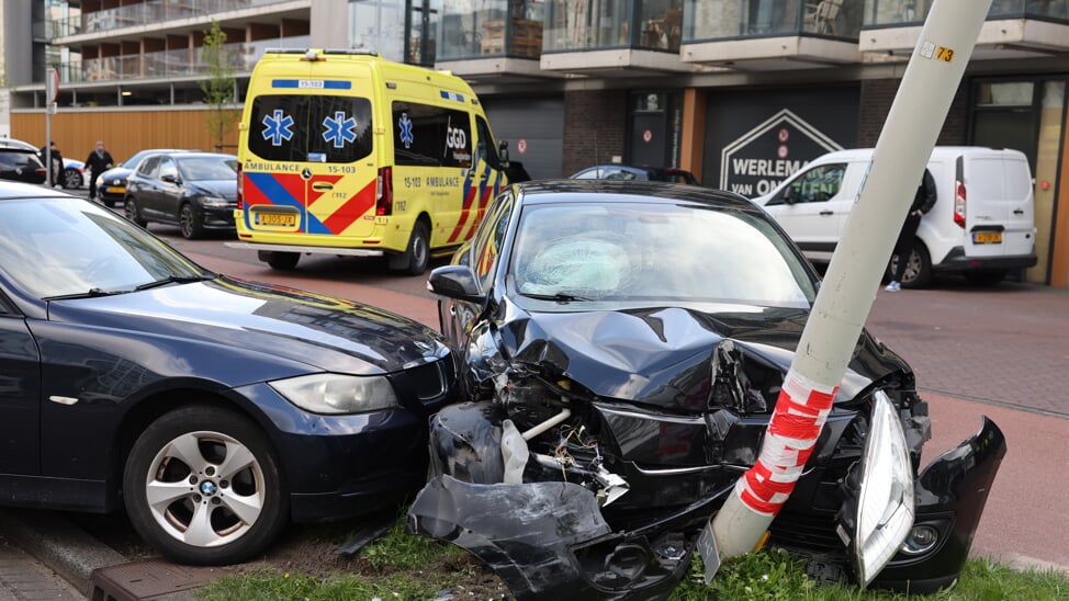 Forse schade bij aanrijding twee auto's in de Waldorpstraat