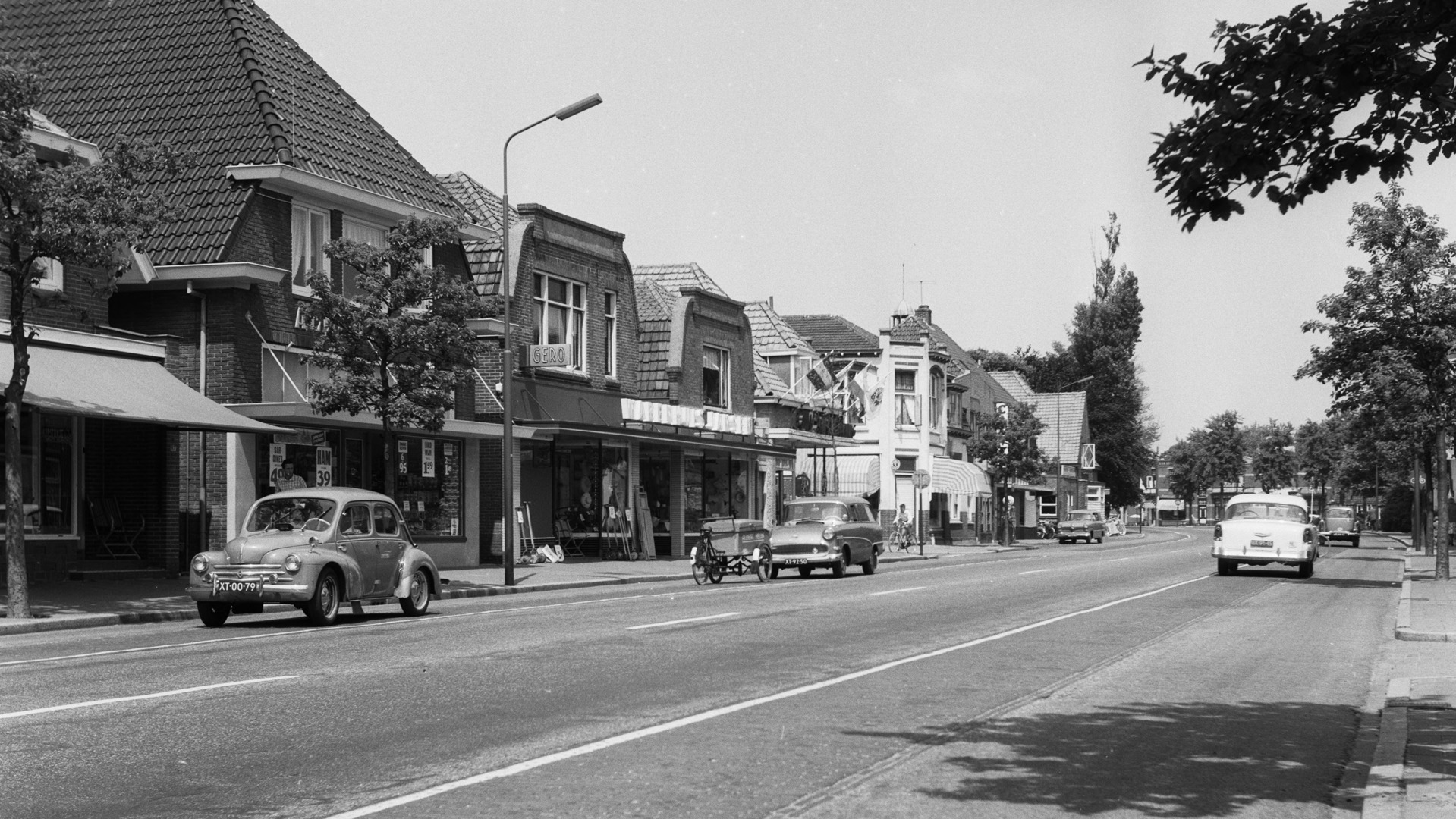Kennemerstraatweg nabij Van Aostrastraat, circa 1960.