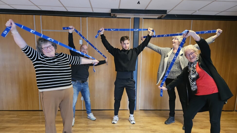 Naast bewegen, beleven de deelnemers ook veel plezier tijdens de valpreventiecursus. Van links naar rechts: Caroline Jansen, valpreventiecoördinator Djim Kromhout, stagiaire Luuk Smit, Karin Riko en Inge van der Vliet. 