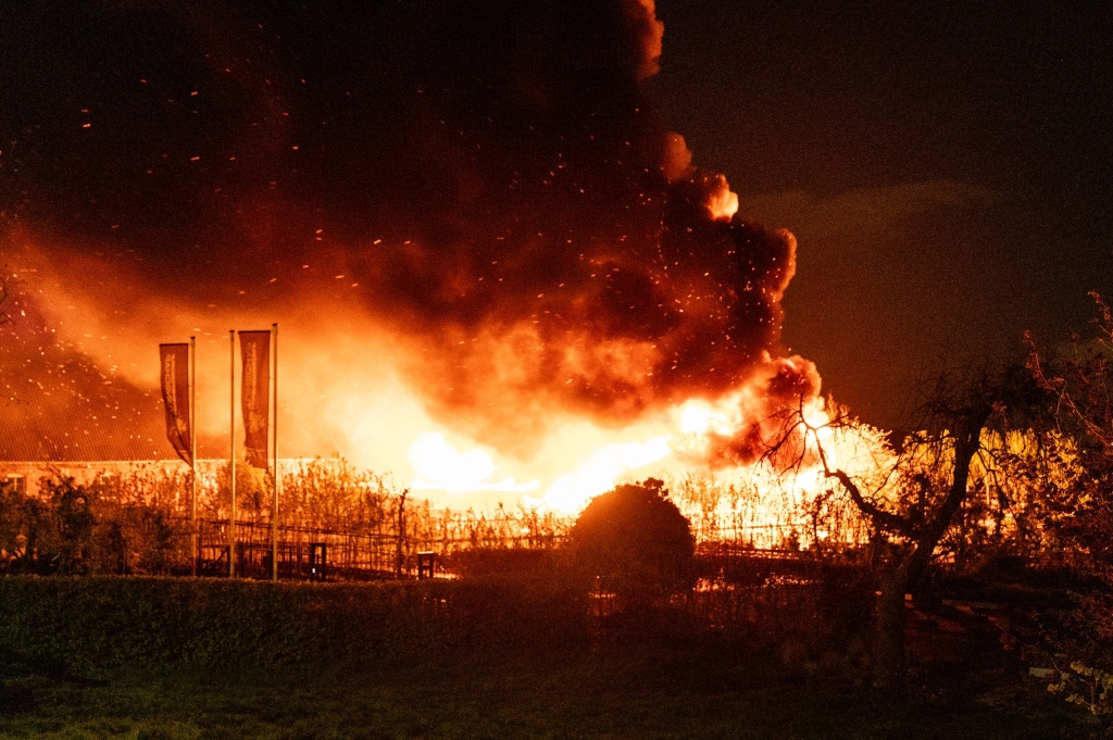 Grote uitslaande brand in stal zorgboerderij in Hazerswoude-Dorp