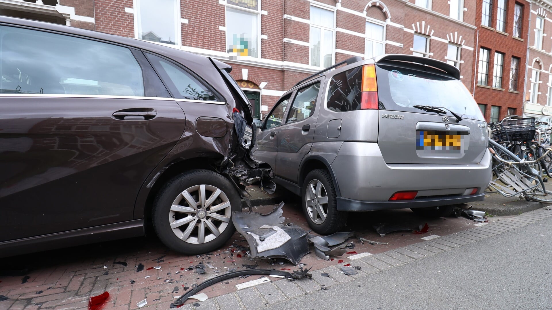Automobilist ramt geparkeerde auto's en fietsen Groot Hertoginnelaan