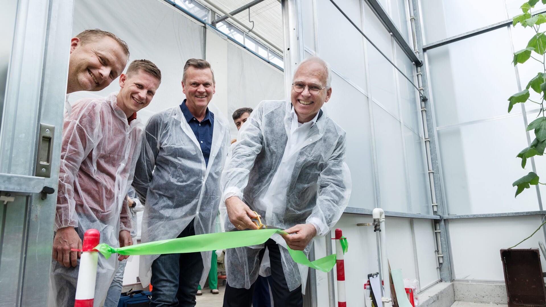 Minister Adema van Landbouw, Natuur en Voedselkwaliteit (rechts) opende op maandag 22 april 2024, op uitnodiging van Glastuinbouw Nederland, het Innovatie en Demonstratie Centrum CO2 uit Buitenlucht bij WUR Glastuinbouw in Bleiswijk. De minister werd terzijde gestaan door de glastuinders (v.l.n.r.) Jasper Oussoren (Roots, tomaat), Maikel van den Berg (Personal Vision, paprika) en Bert van Ruijven (Arcadia, chrysant).