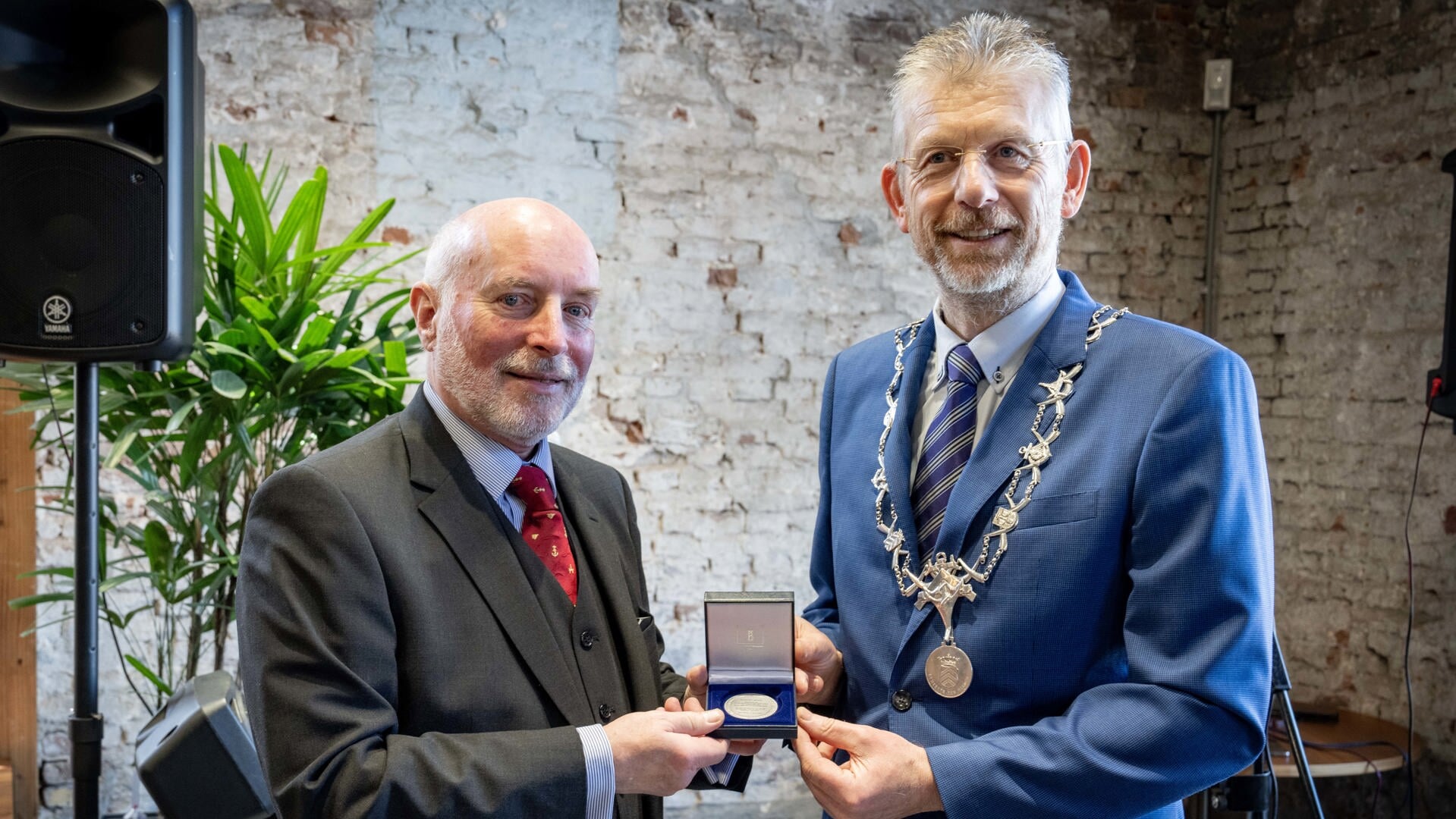 Michiel Wouters ontving zilveren penning uit handen van burgemeester Jan de Boer uit Den Helder. 