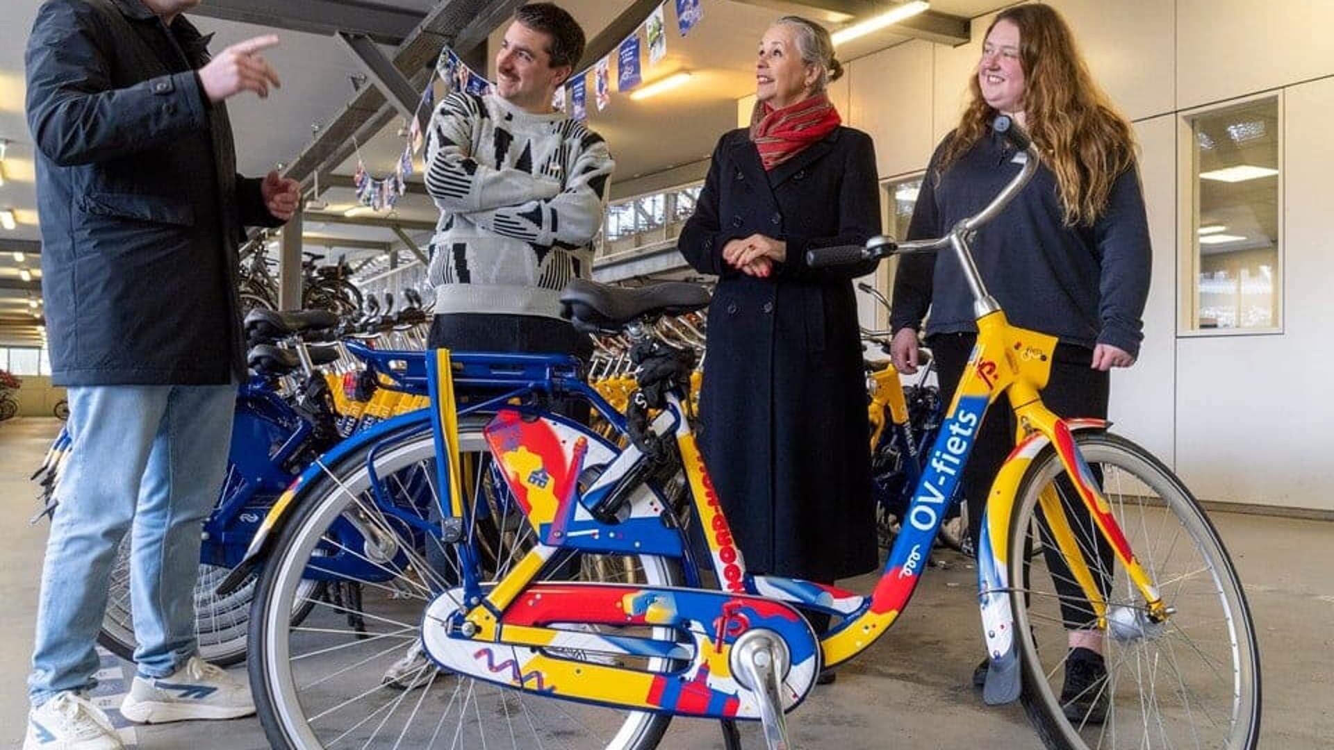 De fiets op het station van Alkmaar wordt onthuld. 