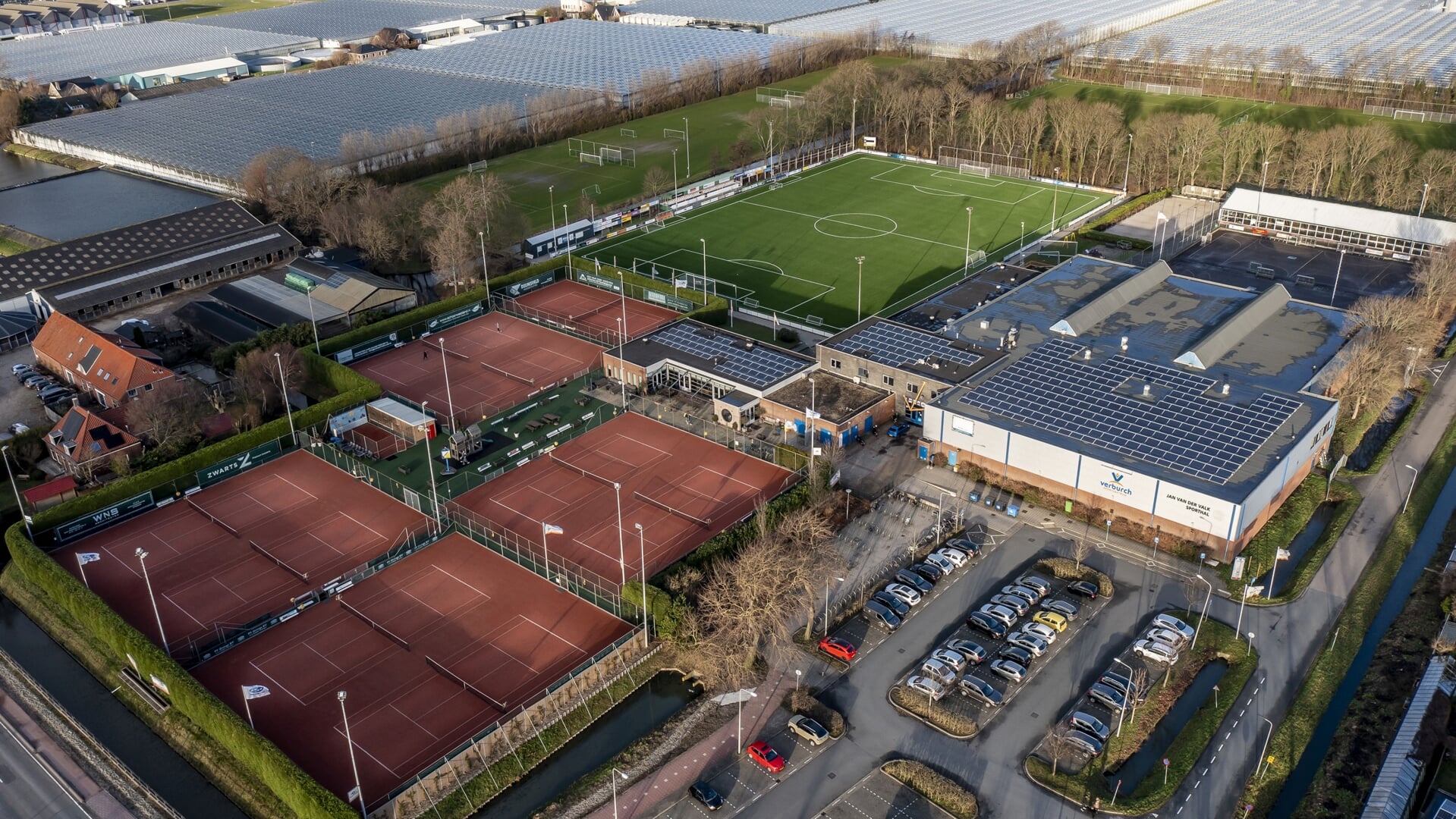 Het Poeldijkse sportpark vanuit de lucht bezien.