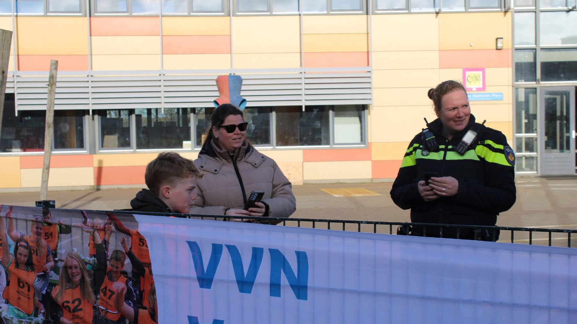 De verkeersagent bezocht de Willemsschool om de kinderen aan te moedigen. 