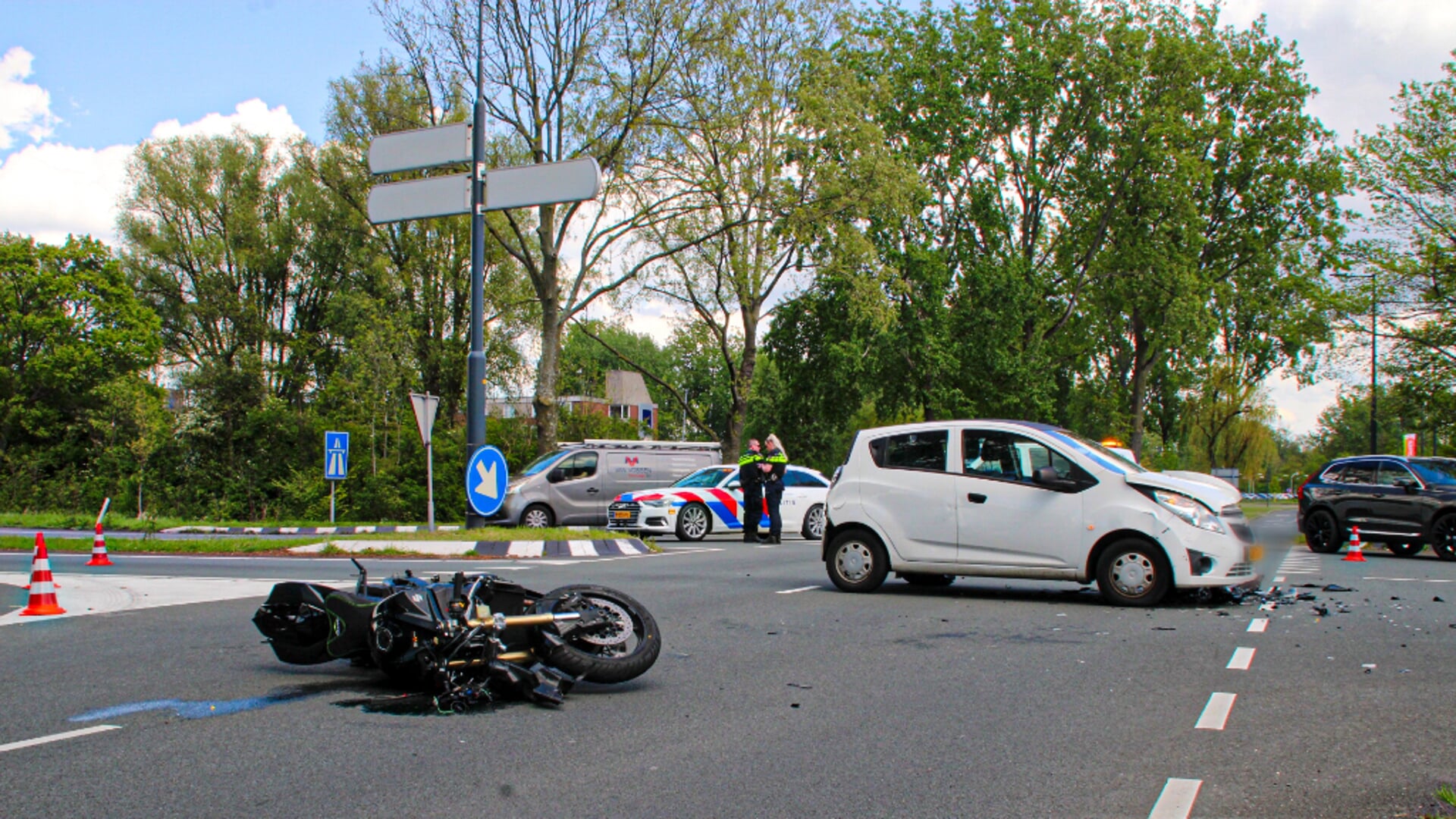 Motorrijder zwaargewond na aanrijding met personenauto Hargalaan Schiedam