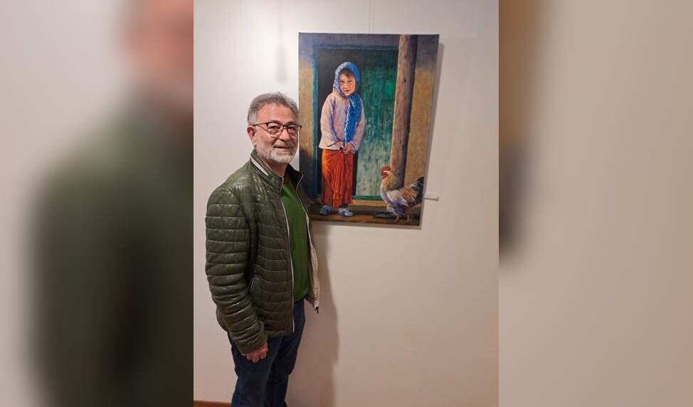 Ebrahim Badakhshan voor een van zijn tentoongestelde werken.