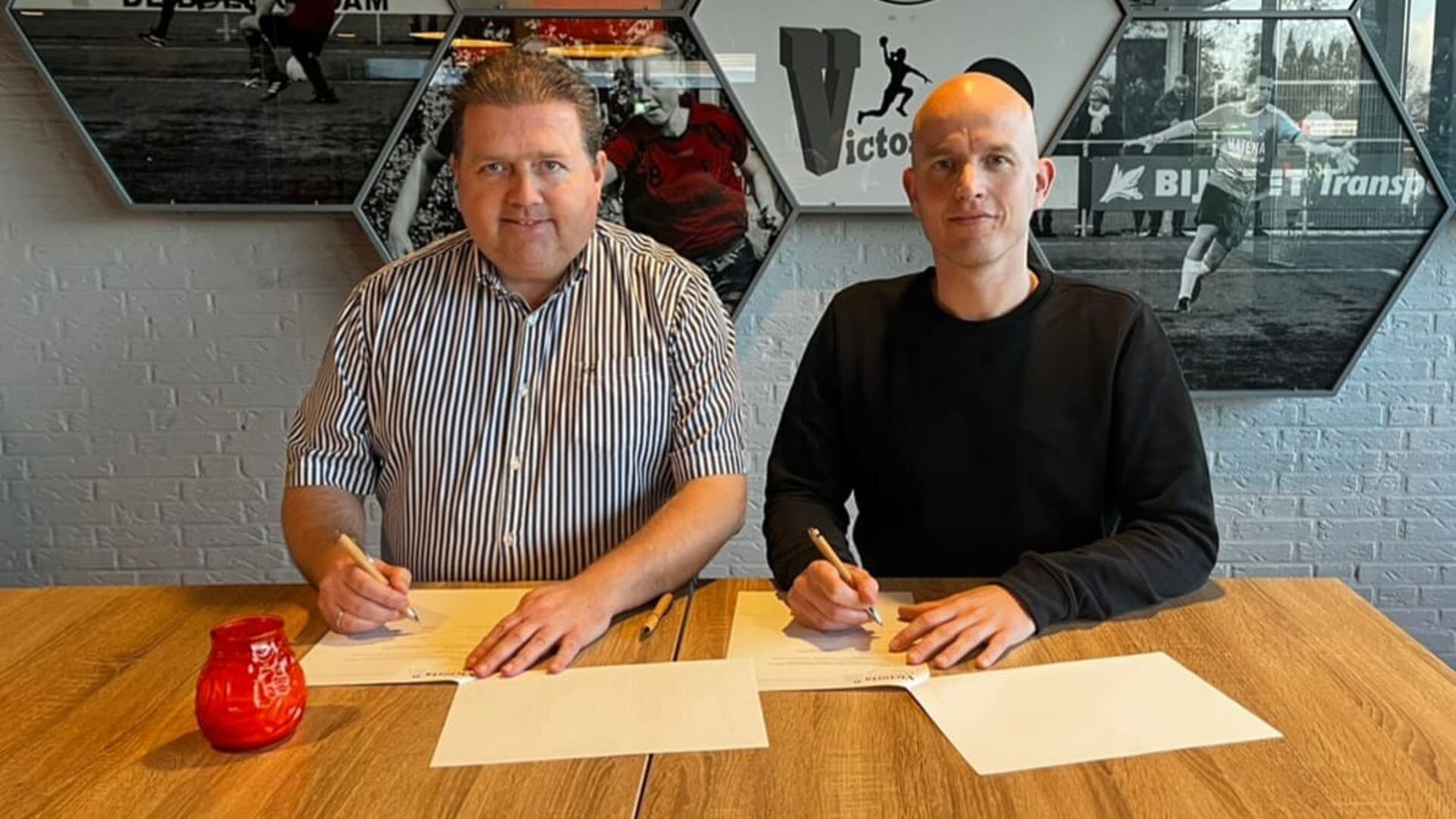 Ondertekening contract met Lennart Loorbach (r) en Marco van de Koppel, voorzitter Victoria-O. 