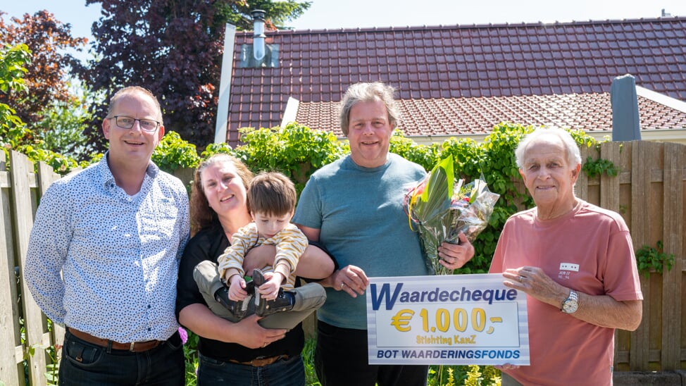 Danny Overtoom (l) en Frits Weel (r) van het Bot Waarderingsfonds overhandigen de cheque aan Marieke en Christiaan Kwint van Stichting KanZ.