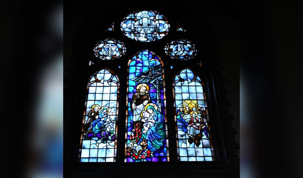 In de Bonifatiuskerk in Zaandam kom je ook dit soort schitterende gebrandschilderde ramen tegen. 