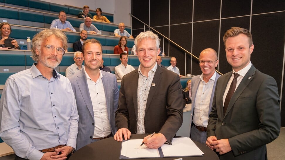 Gedeputeerde Berend Potjer (derde van links) en wethouder Peter Valstar (rechts) tekenden in het World Horti Center de intentieovereenkomst.