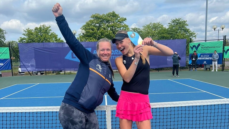 Joy de Zeeuw viert samen met Kiki Bertens de overwinning op een tennistoernooi in Engeland.