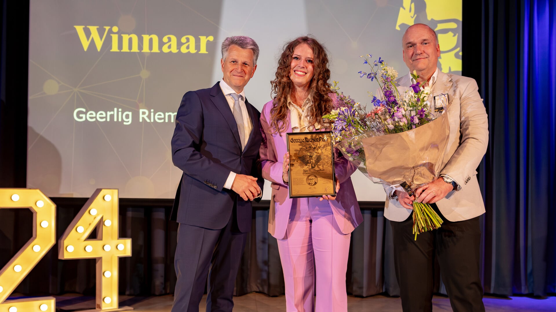 Gysa Vliegenthart met links Olaf de Bruijn en rechts Arnold Koopmans van Stichting IVA Jubileumfonds