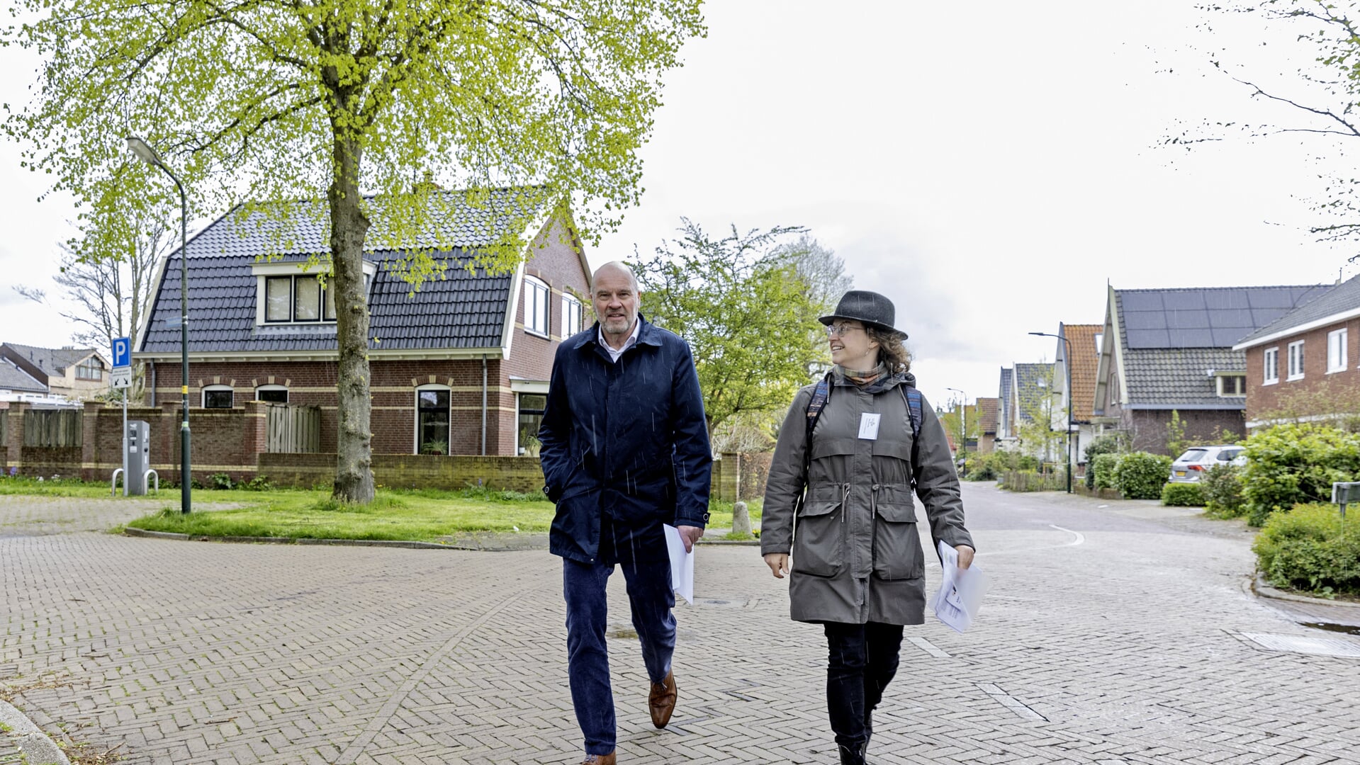 Wethouder Ronald Vennik en beleidsmedewerker Marit Smelter in Heiloo Oud Zuid.