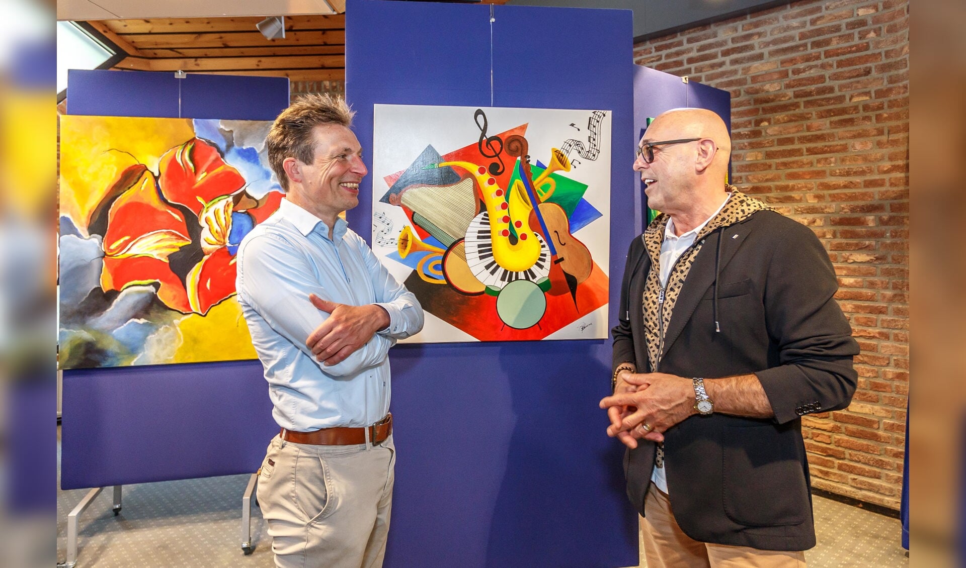 Wijkmanager Wilbert Borgonjen is in geanimeerd gesprek met kunstschilder Jos Worms.
