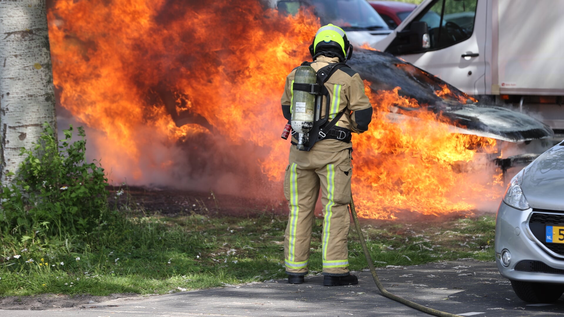 Auto vliegt in brand op parkeerterrein Wilheminapark