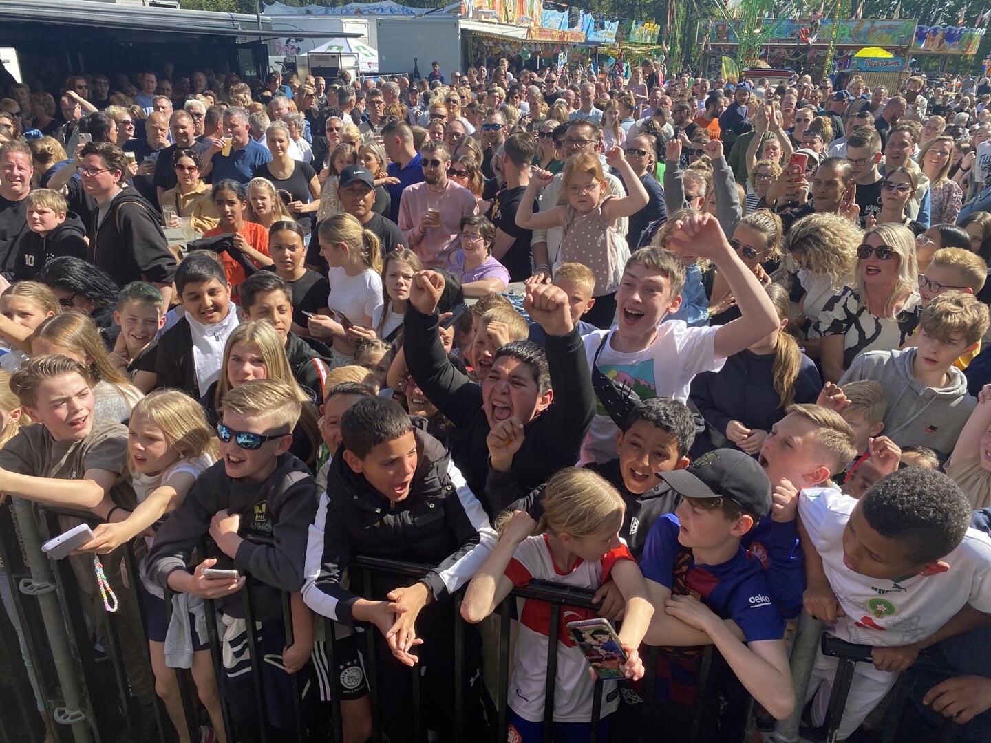 Duizenden fans hadden zich gisteren verzamelend in 't Veldpark. 