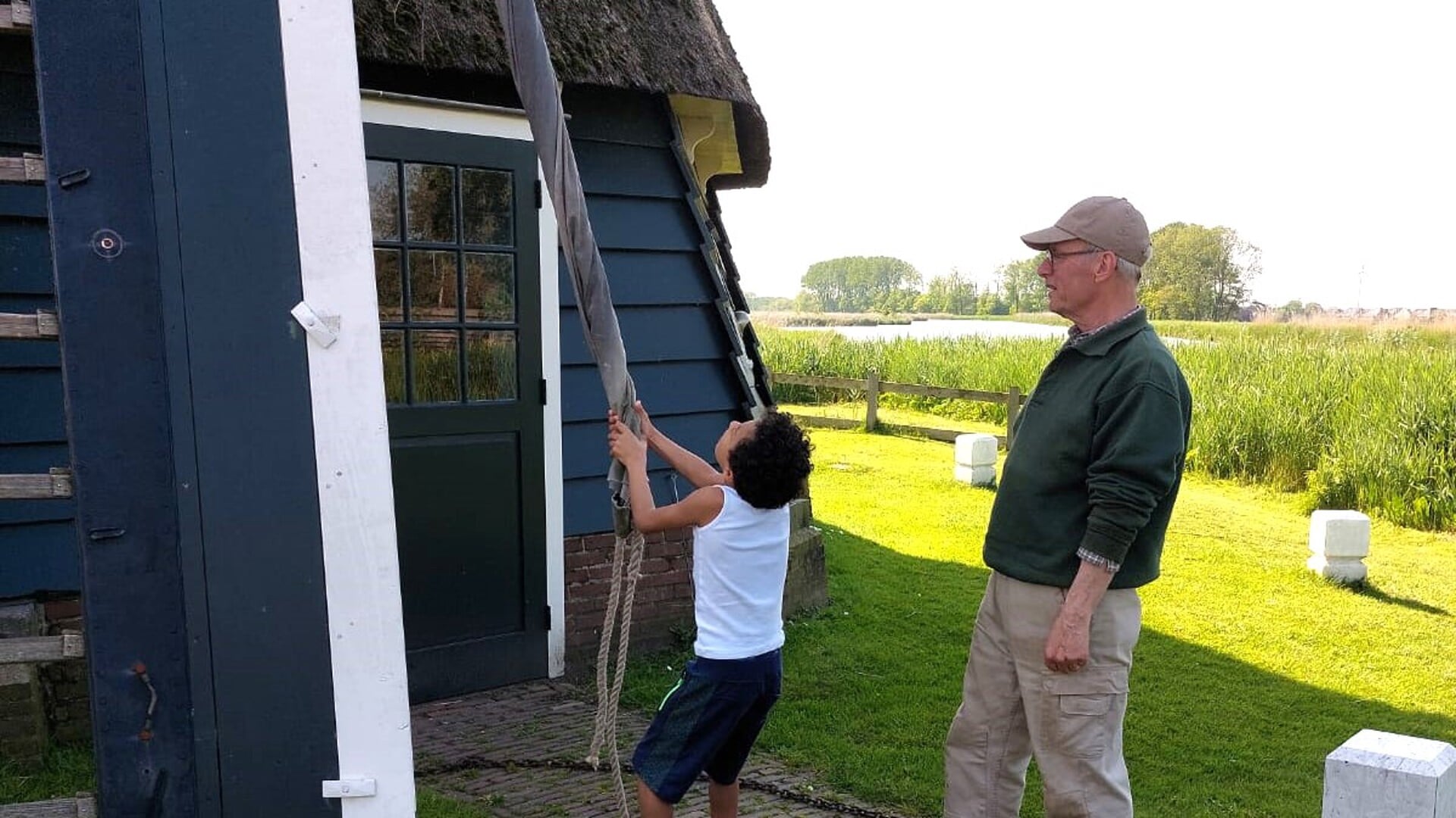 De 12-jarige Kayne Haavekost zeilt korenmolen De Otter in Oterleek af.