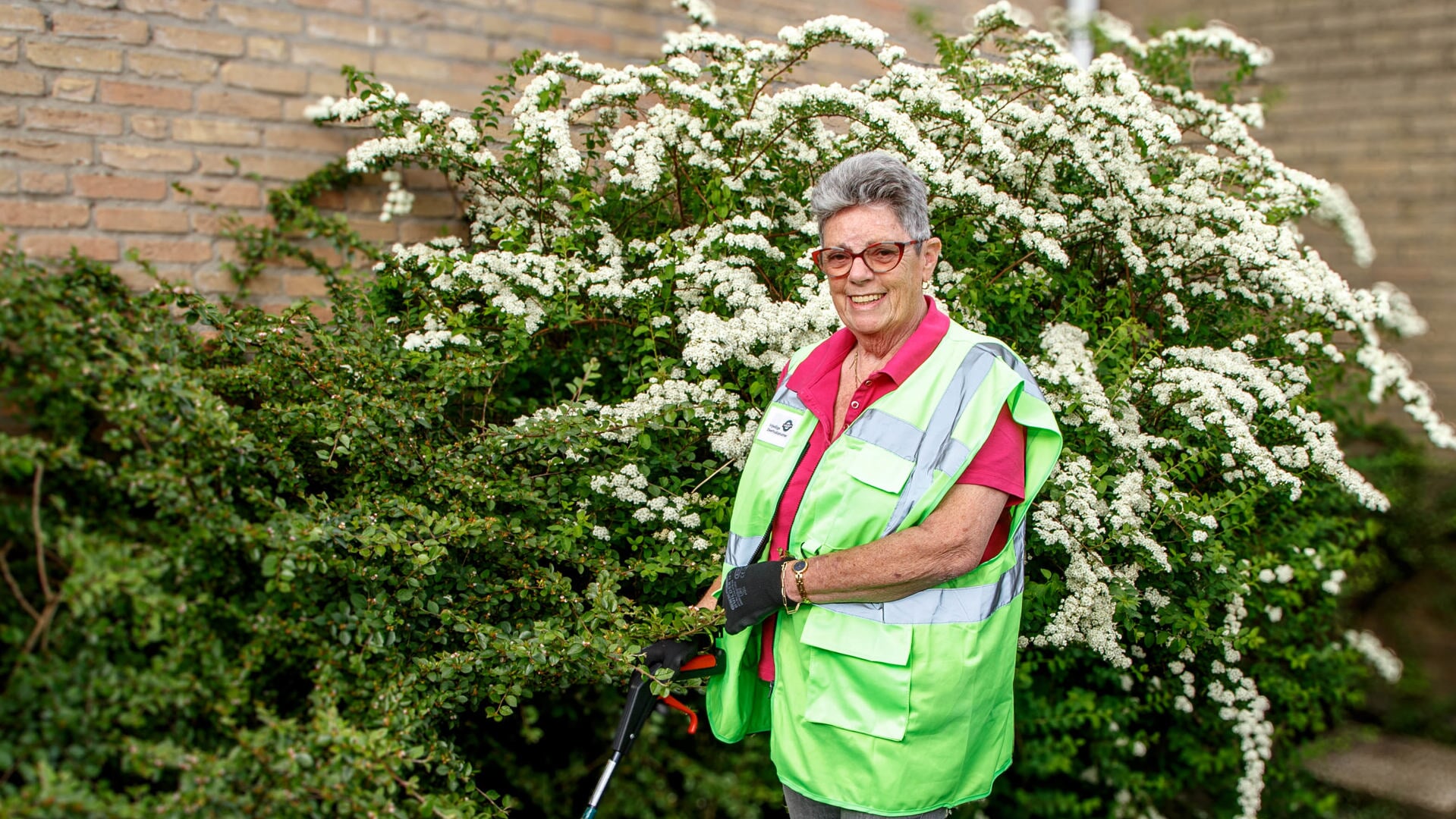 Marijke de Lange hanteert haar vuilgrijper met het grootste gemak om de plantsoenen schoon te houden. 