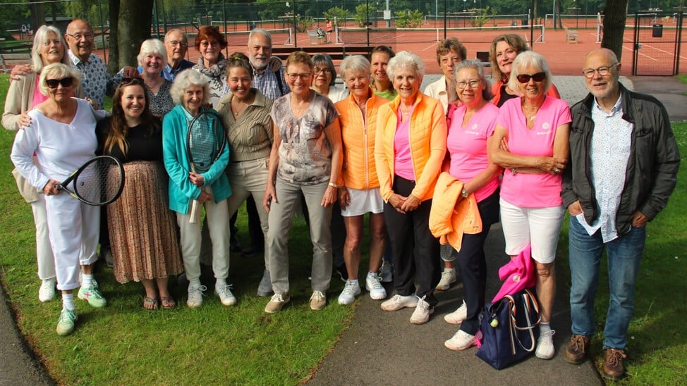 Op de foto met alle tennisvrienden en -vriendinnen. Linksvoor, met het blauwe jasje, staat Tini. Naast haar kleindochters Talitha(l) en Denichy.