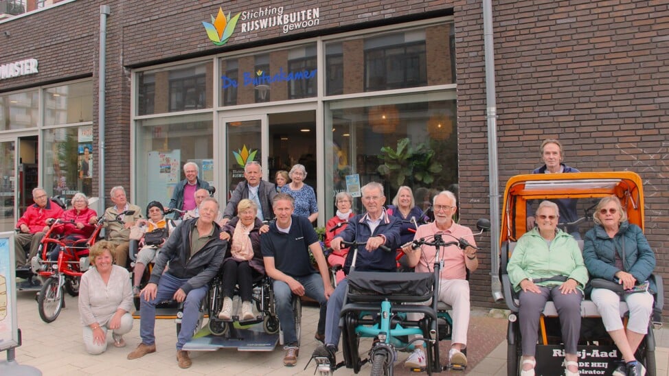 Klaar voor de terugtocht naar Oud Rijswijk. In het midden op het spatbord: André van Zomeren en Ron den Dulk.