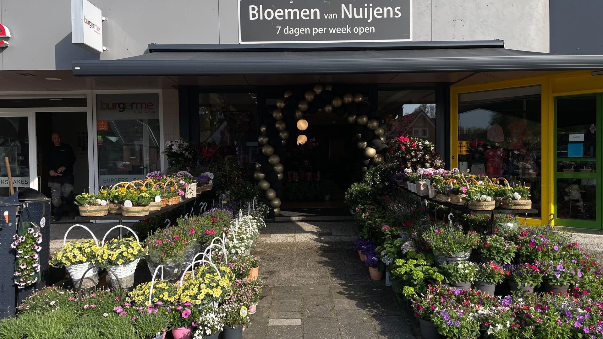 Bloemen van Nuijens opende 1 mei haar deuren aan de Middenweg