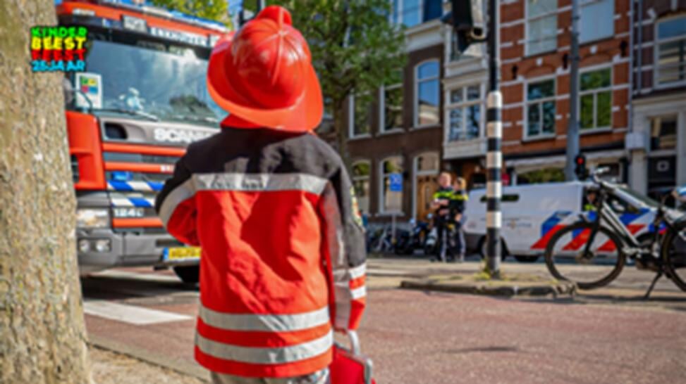 Voor veel Amsterdammers is het een bekend fenomeen in juni: de lange rijen politiewagens, ambulances en brandweerwagens vol zwaaiende kinderen op weg naar ARTIS. 