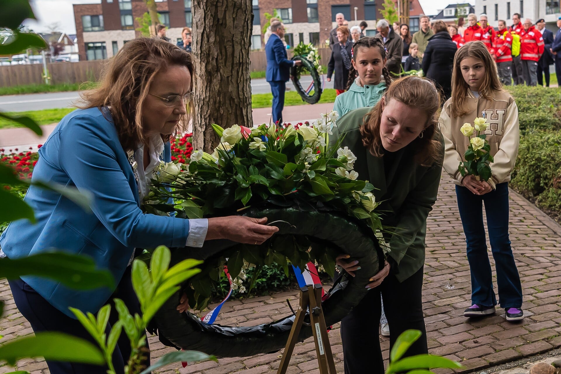 Burgemeester Van Selm en Juliette Détant leggen een krans bij het monument aan de Jaagweg.