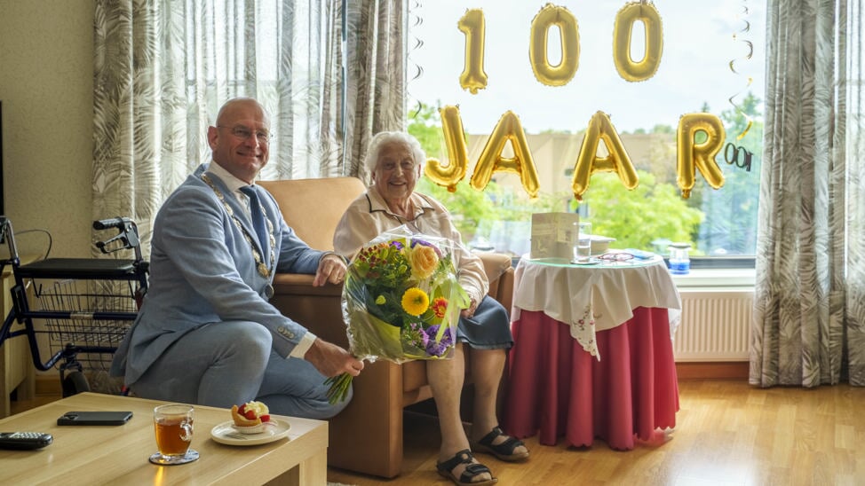 Truus van Laar-Diederiks kreeg op haar 100e verjaardag bezoek van burgemeester Jan Nieuwenburg.