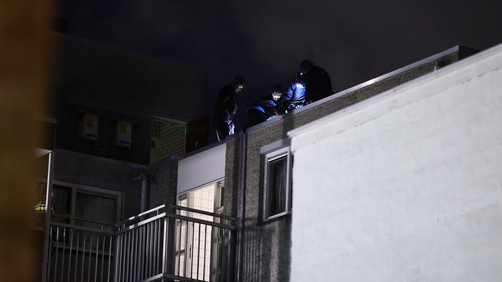 Verwarde man urenlang op dak flat in Den Haag: arrestatieteam grijpt in