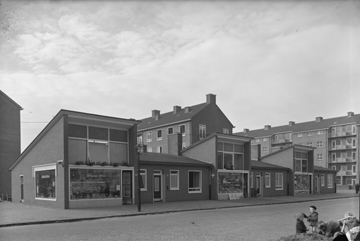 Uit de tijd van toen. Vijf blokjes met afwisselend winkeltjes en woningen, gebouwd tussen 1952 en1954, in de Lodewijk van Deysselstraat.