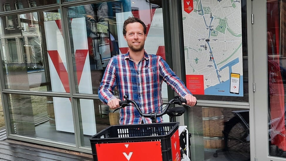 Menno de Mol heeft vier elektrische fietsen aangeschaft om bezoekers op een sportieve manier Vlaardingen te laten ontdekken.  