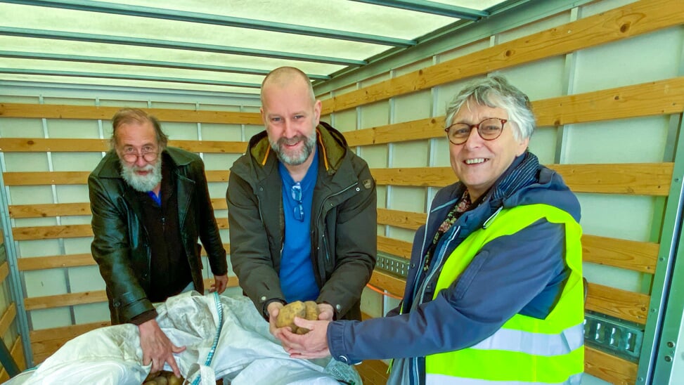 GroenLinks/Sun van Dijk. “GroenLinks-fractievoorzitter Yorick Haan draagt 500 kilo aardappels over aan de Voedselbank Schiedam.”