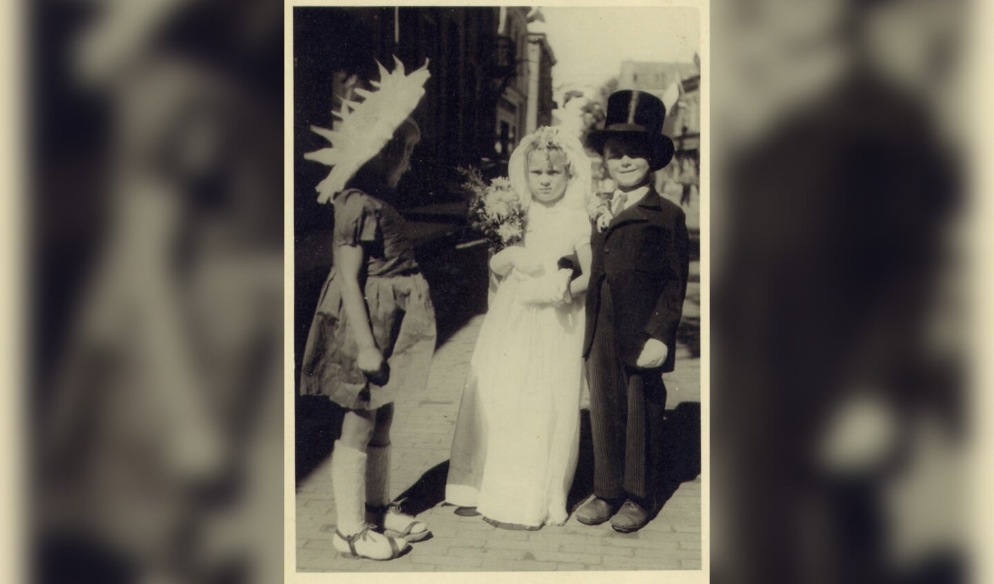 Alice Nederkoorn als bruidje bij de optocht op Bevrijdingsdag.