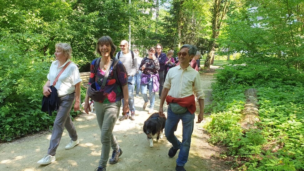 Gezond Natuur Wandelen brengt in heel Nederland buurtgenoten samen met een gratis wekelijks uurtje wandelen.