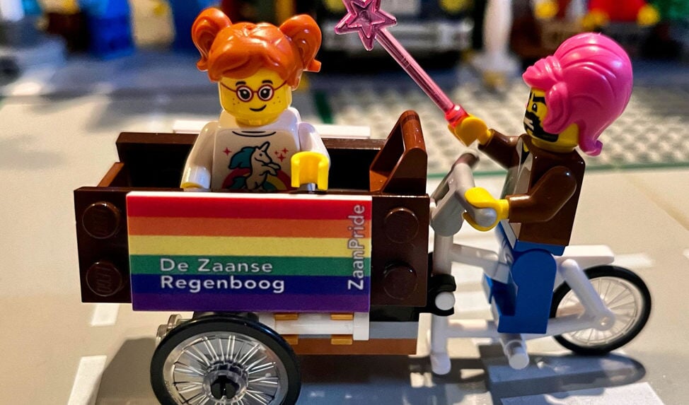 De opening van de expositie LEGO Pride wordt gedaan door de brickmasters.