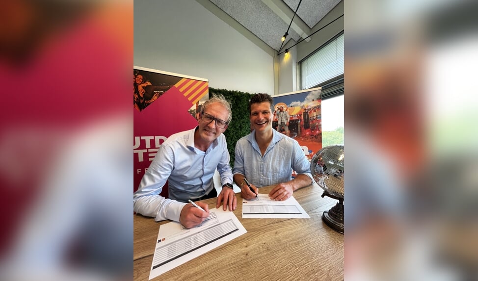 Mike Stapper (Rodi Media) en Rob van der Molen (organisator Festivalweekend Hoorn) tekenen de samenwerkingsovereenkomst.