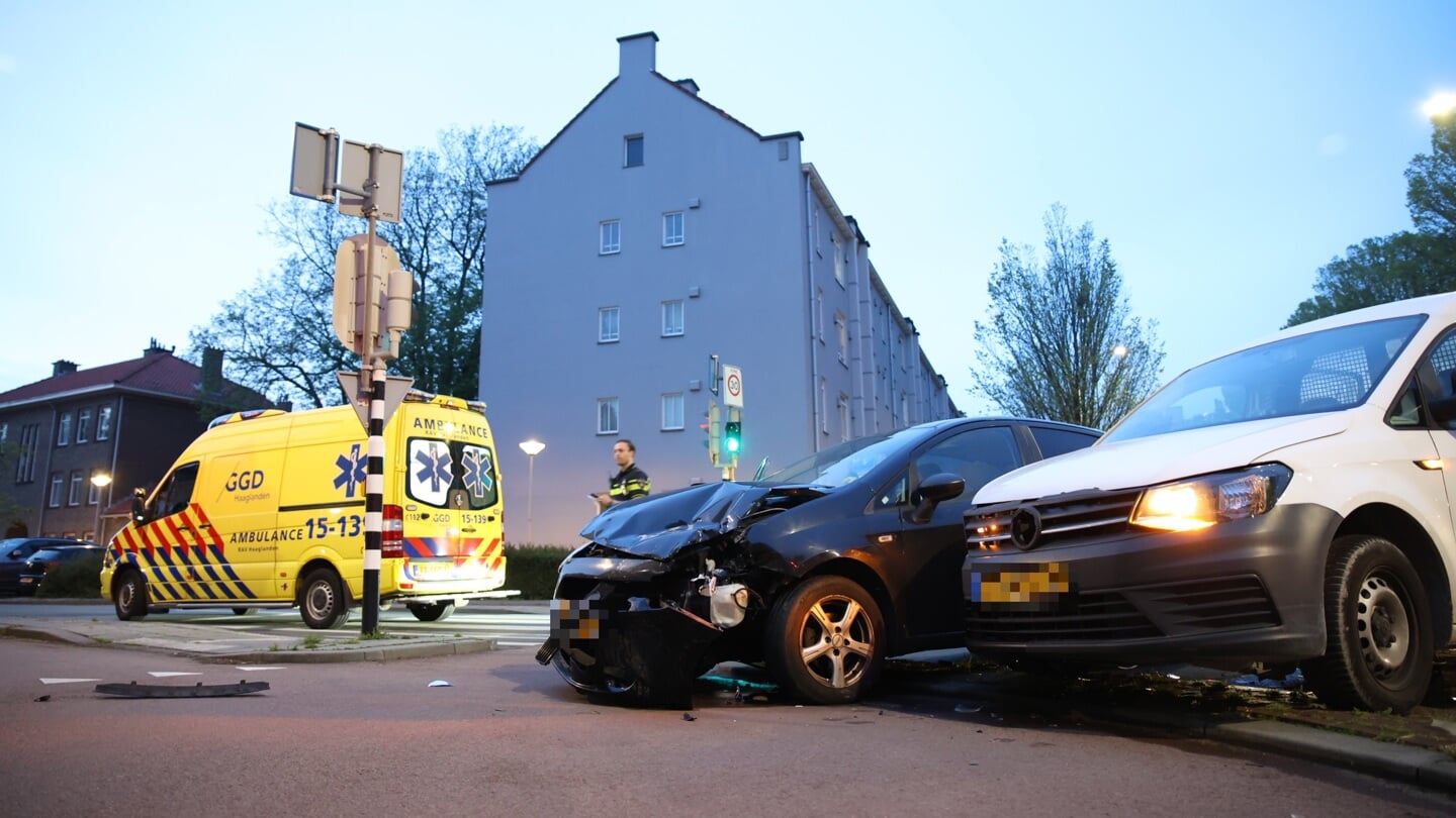 Vier personen nagekeken in de ambulance na ongeval Erasmusweg