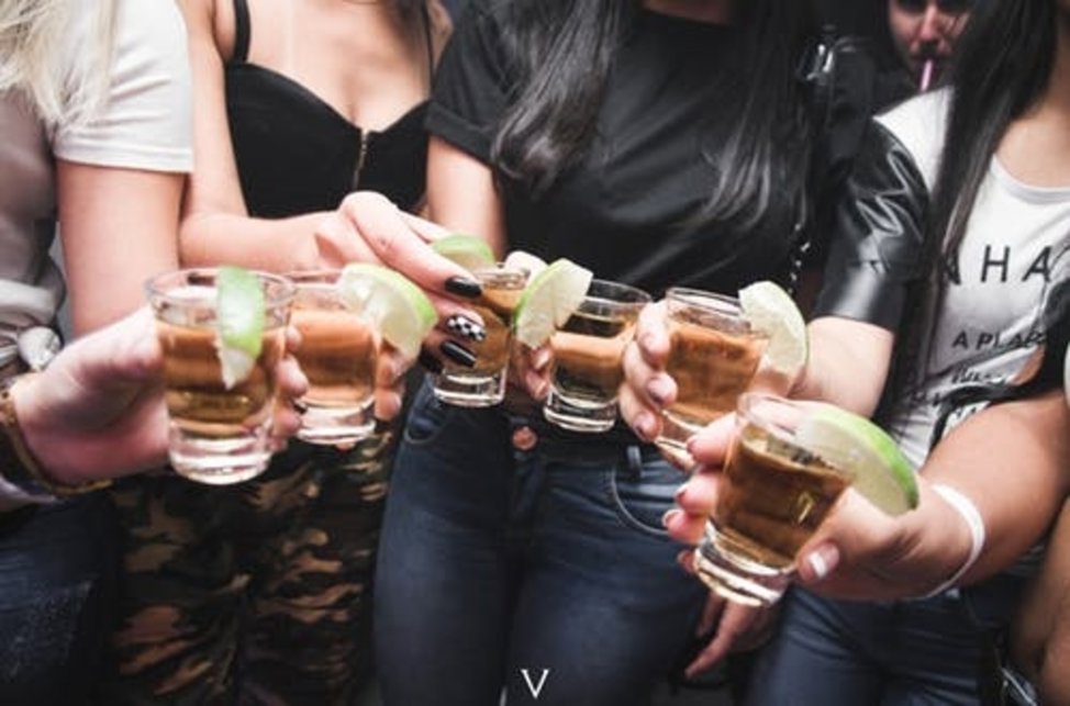 Westlandse meiden drinken vaker alcohol dan jongens en doen bijna twee keer zo vaak aan bingedrinken.
