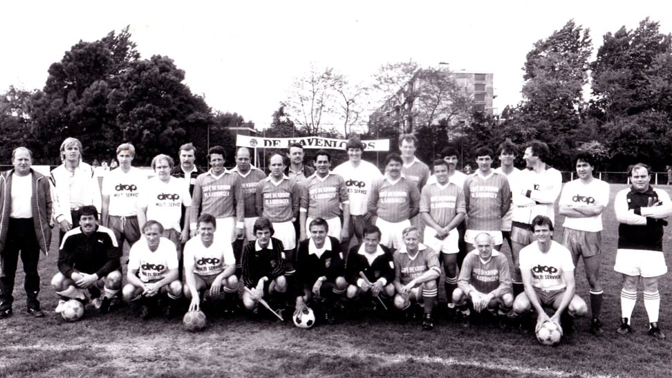 Op de finaledag van het Vlaardings kampioenschap speelden ooit de journalisten tegen de trainers. Deze prent stamt uit 1984. (Foto: archief)