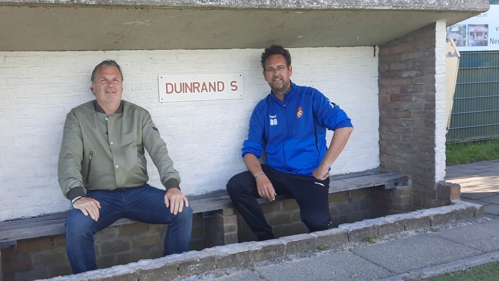 Robert Venbroek, links, beproeft alvast de dug out van Duinbrand-S, met assistent Dave Dekker