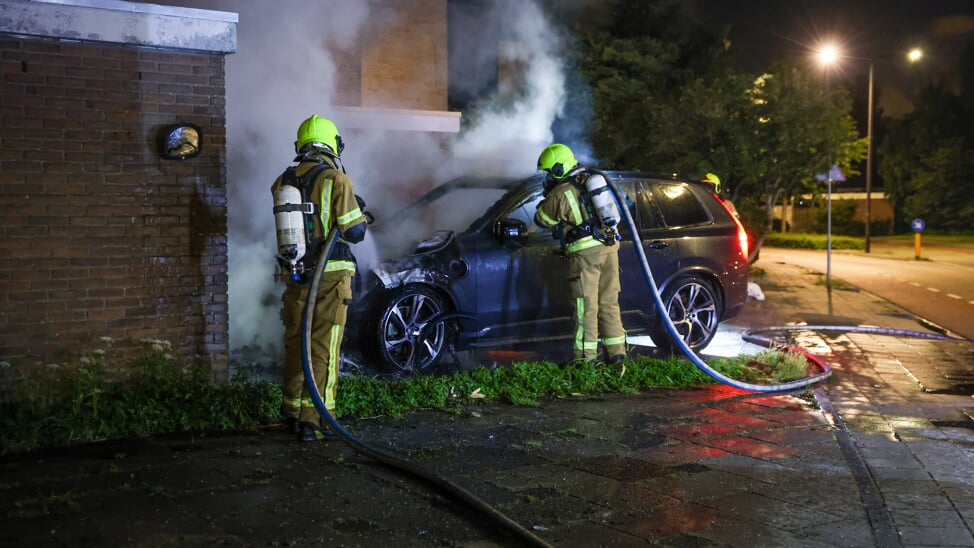 Auto in vlammen op aan Utrechtlaan in Vlaardingen
