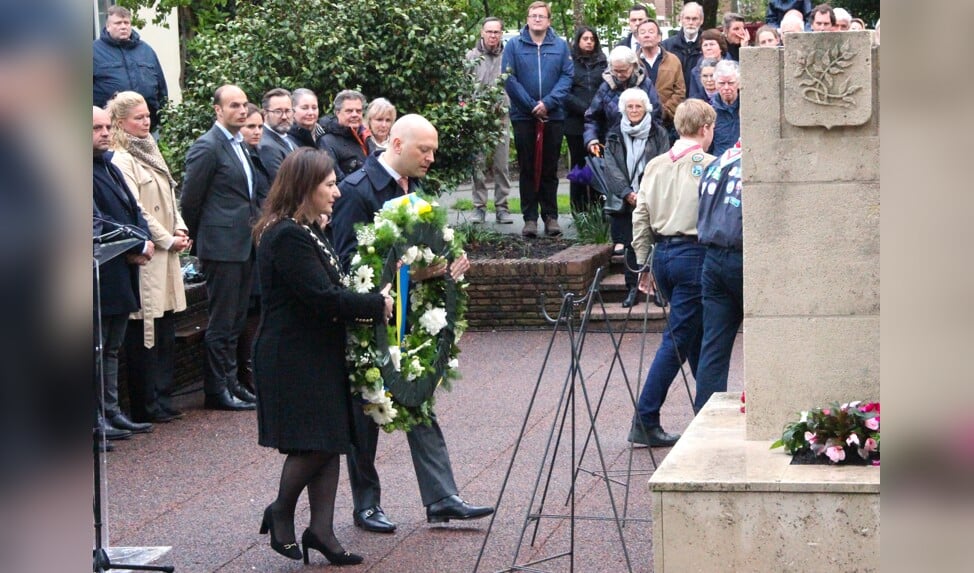Burgemeester Huri Sahin en locoburgemeester Armand van de Laar leggen een krans bij het monument.